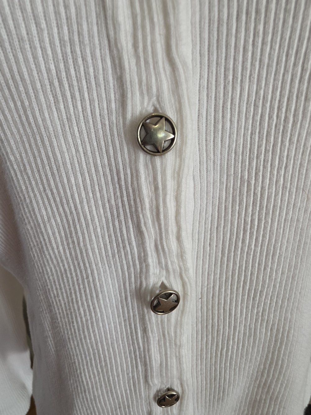 Wrangler White Ribbed V-Neck Button-Front Top - Picture 2 of 7